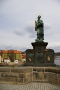 Статуя св. Яна Непомуцкого на Карловом Мосту.